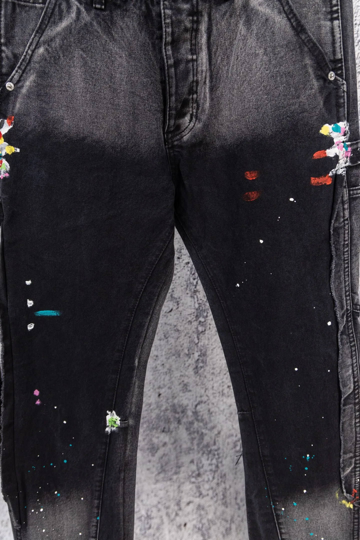 💰260 GALLERY DEPT.25ss new street gradient splash-ink graffiti jeans Gallery Dept. was born in the soil of Los Angeles street culture. With the core concept of "art is daily life", it deeply integrates traditional denim craftsmanship with modern graffiti art. The brand transforms old denim, Vintage T-shirts and other items by hand, giving them personalized elements such as wear, splashing, splicing, etc. Each piece is hand-finished by craftsmen and has both artistic collection value and practical function. In 2021, the joint capsule series with French veteran Lanvin and the cooperation with Chrome Hearts have attracted the attention of the fashion industry, confirming its transformation from an independent studio to an international trend symbol. Gallery Dept. targets the global fashion pioneer group aged 18-35 and positions itself as a "high street art trendy brand". Its core competitiveness lies in: • Cultural symbol output: Through endorsements from stars such as Virgil Abloh, Jennie, and Justin Bieber, it strengthens the brand's benchmark status in the hip-hop and fashion circles. Size: 28-36 Color: gray black
